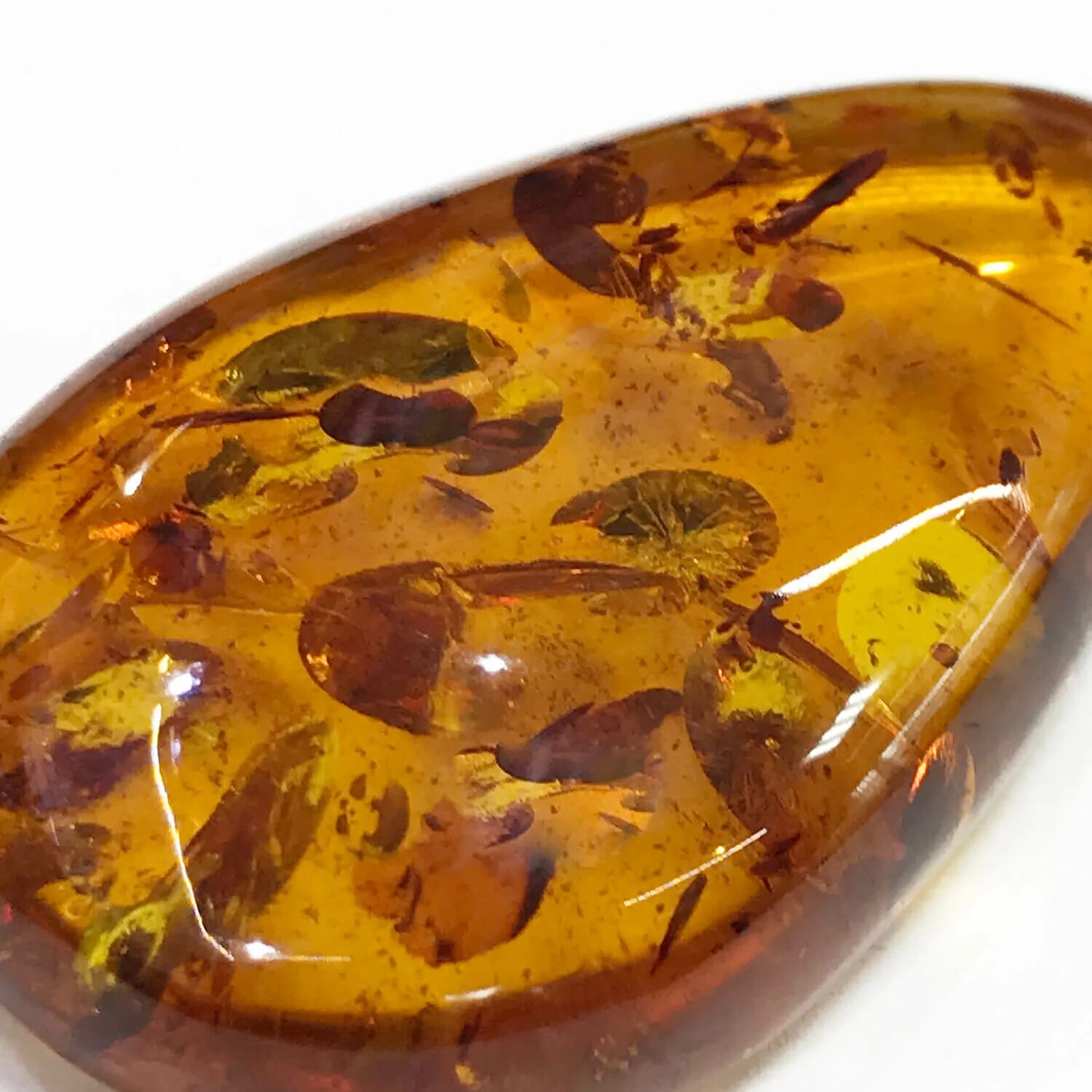 Лечебный янтарь необработанный. Уральский янтарь камень. Лечебные камни янтарь. Лечебные камни янтарь. Настоящий янтарь.