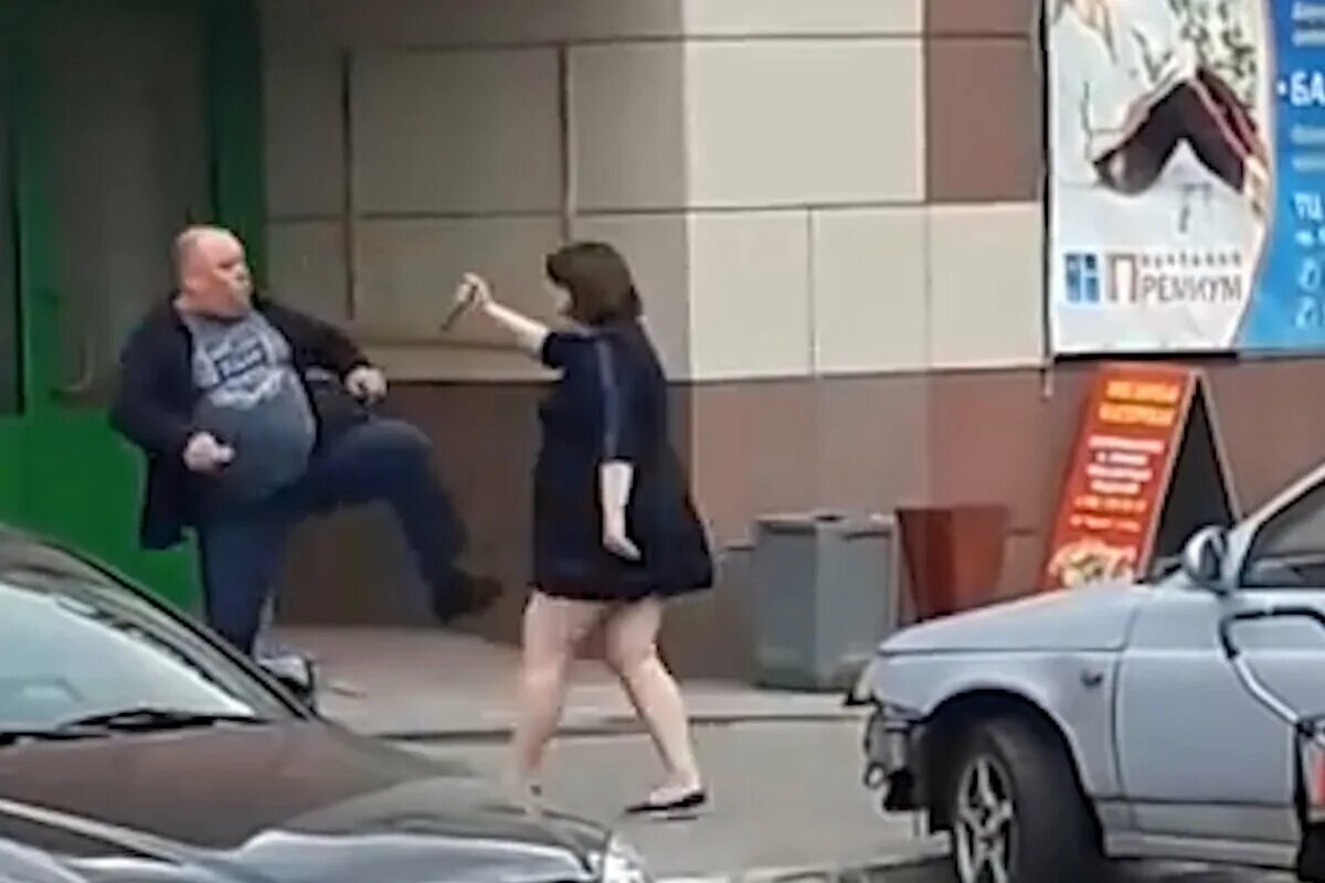 Девушка защищается. Бабы нападают на мужиков. Крав мага приемы самообороны. Бабы нападают на мужиков. Криминал приморский край хроника.