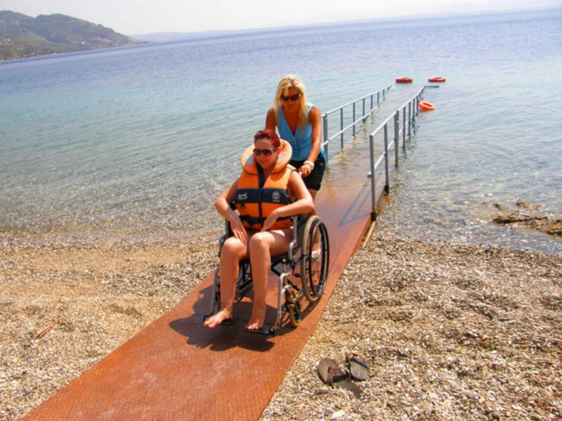 Ребенку инвалиду море. Пляж для инвалидов колясочников. Пляж для людей с ограниченными возможностями. Курорты для инвалидов колясочников на море.