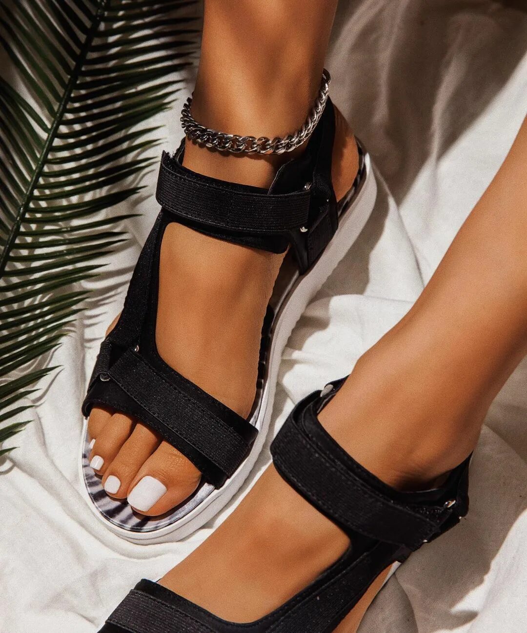 шлепки 2022 женские. босоножки женские тренд 2023. модная обувь на лето. сандалии 2021. босоножки 2022 спортивные.