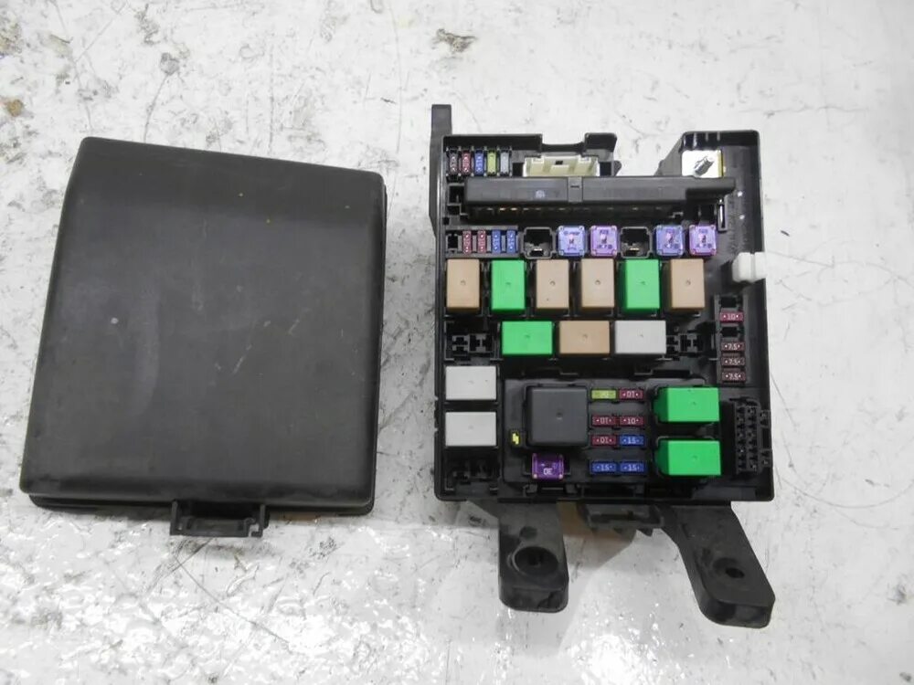 Предохранитель прикуривателя хендай ай икс 35. Hyundai ix55 блок предохранителей. Предохранитель hyundai ix35 35. Блок предохранителей ix35 под капотом. Предохранитель прикуривателя ix35.