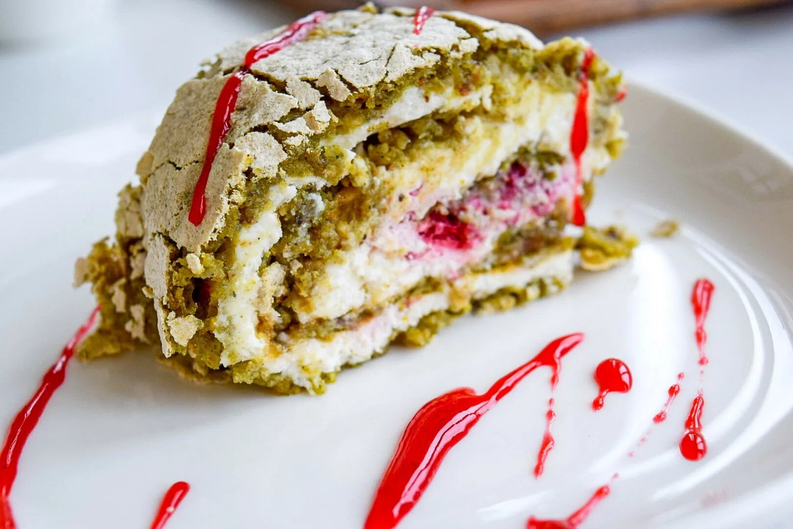 Начинка для меренгового рулета. Меренговый кето рулет. Меренговый рулет с фисташками. Меренговый рулет со сгущенкой. Меренговый рулет со сгущенкой.