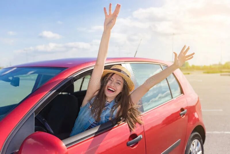 Прощание в авто. Счастливая девушка в машине. Машина улыбается. Девушка в машине улыбается. Женщина в автомобиле радость.