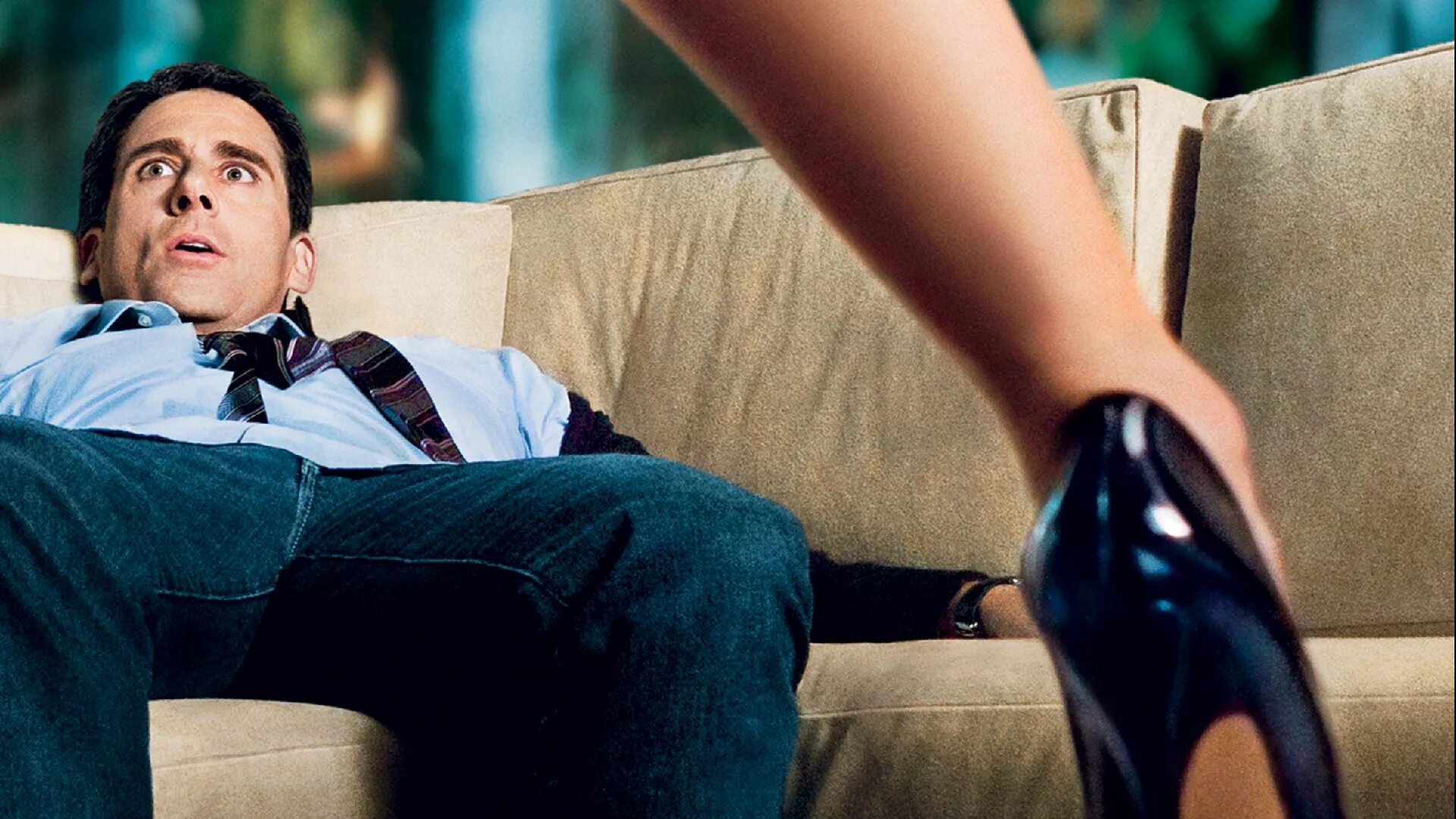 целует ножки. мужские ноги сидя. смотрит между ног парню. мужчина лезет под платье. классическая поза.