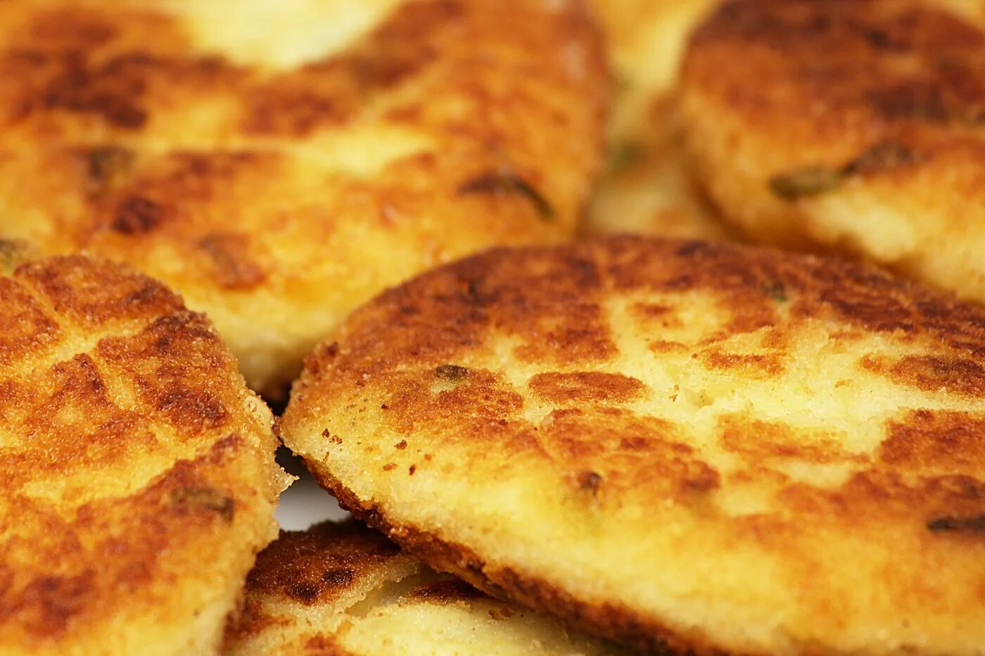 Картофельные котлеты с мукой. Картофельные котлеты. Картофельные котлеты. Картофельные котлеты в панировке. Котлеты из картошки.