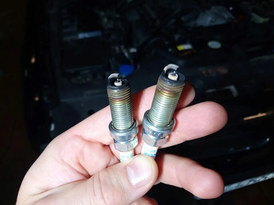 Замена свечей range rover. Свечи зажигания фрилендер 2 бензин 3. Ngk 94940. Range свечи. Замена свечей на рендж ровере.