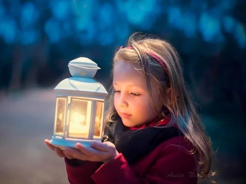 Время хороших новостей. Фонарик для детей. Девочка с фонариком. Девочка с фонарем в руках. Девушка с фонарем.