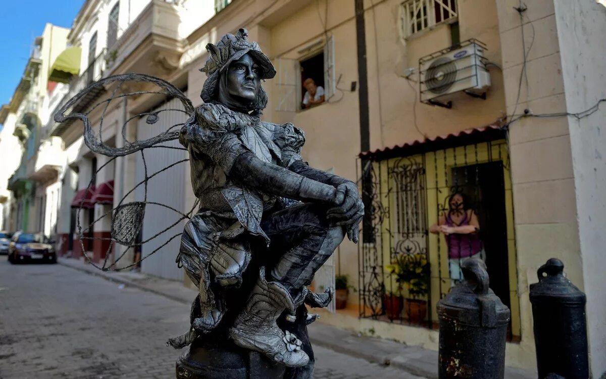 Настоящий кубинский. Балетная школа Куба Гавана. Скульптура в Кубе. Статуя на Кубе. Куба настоящая.