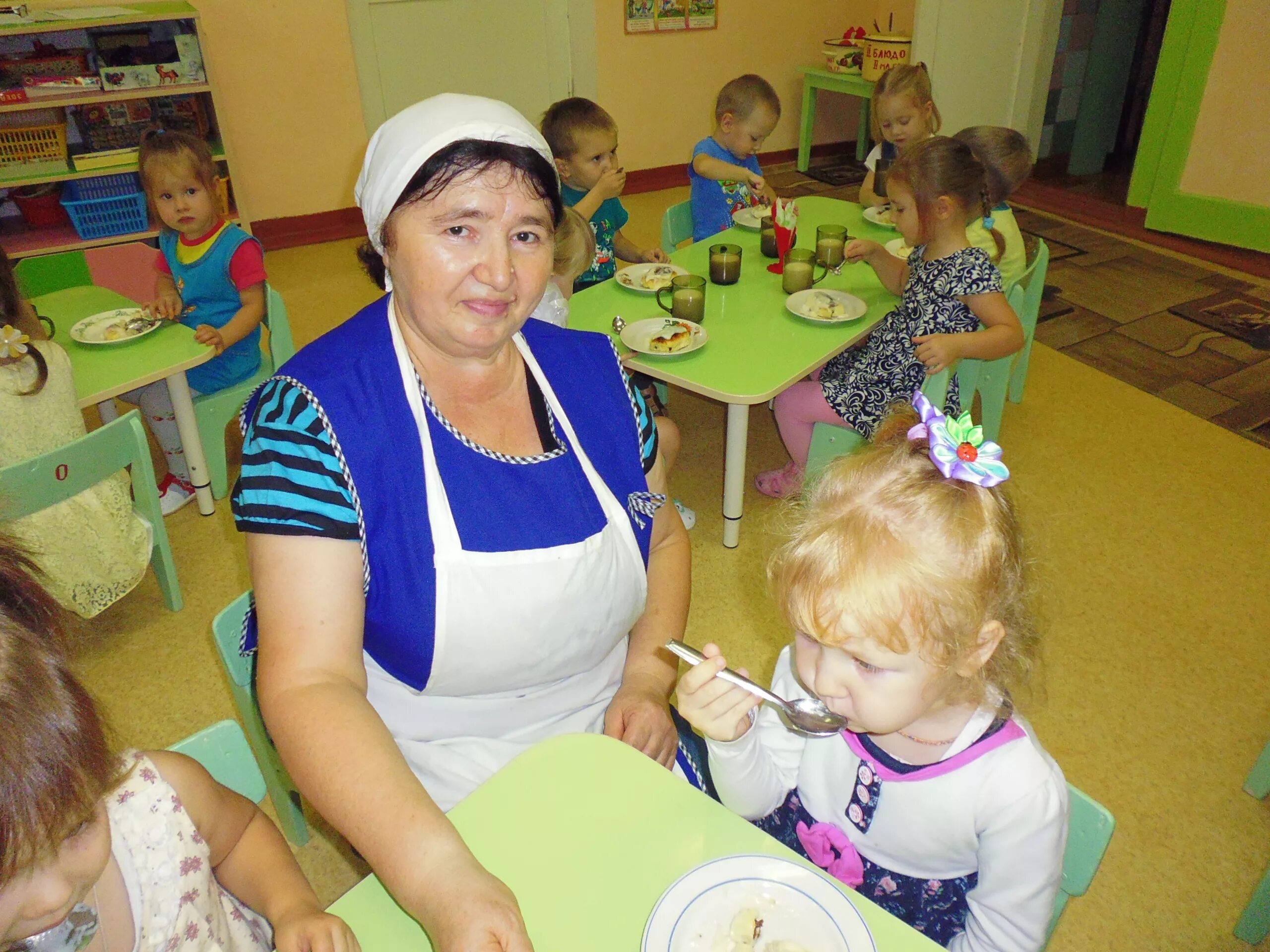 Младший воспитатель в садике. Помощник воспитателя в детский сад. Няня в детском саду. Нянечка в детский сад. Младший воспитатель в детский сад.