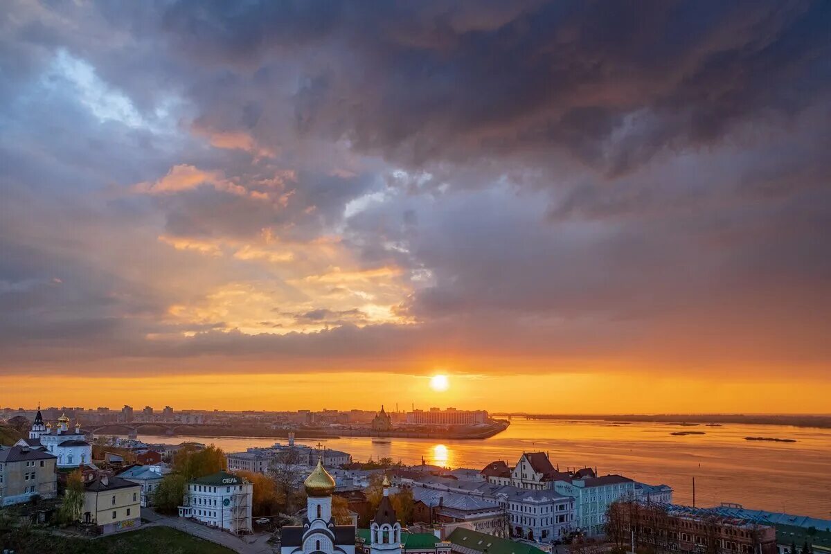 Варламов нижний новгород закаты. Набережная федоровского нижний новгород закат. Нижний новгород стрелка закат. Нижний новгород набережная закат. Нижний новгород столица закатов.