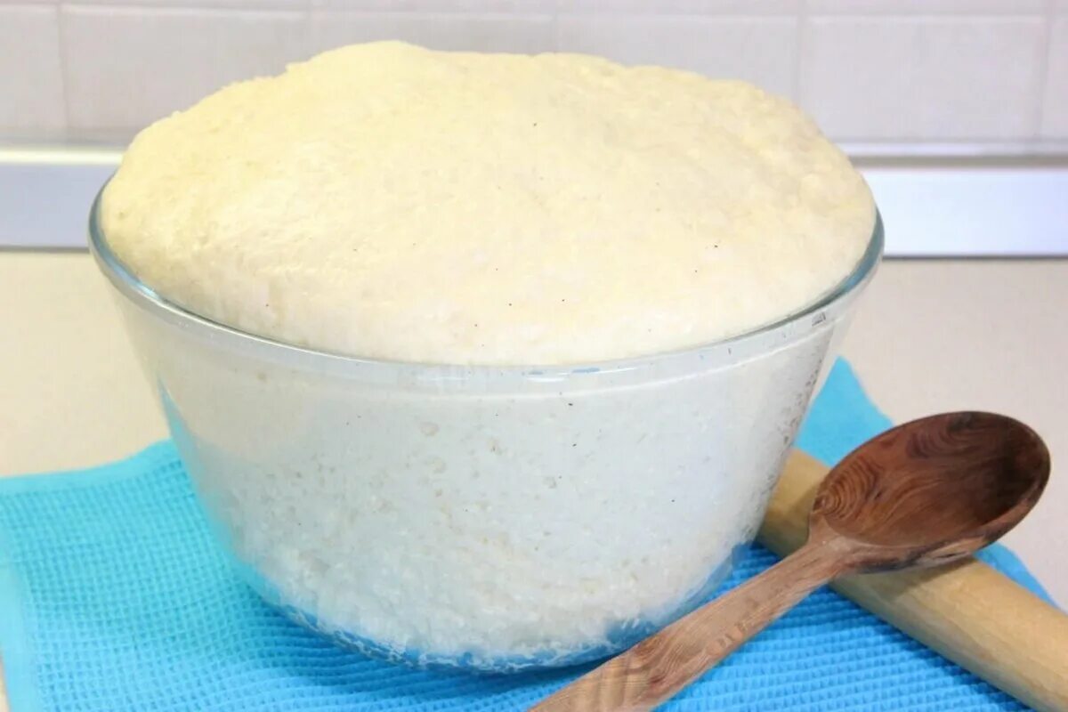 Плавленый сыр со сметаной. Взболтать яйцо с молоком и на сковороду. Тесто сметанно-песочное. Тесто со сметаной яйцами. Омлет взболтанный.