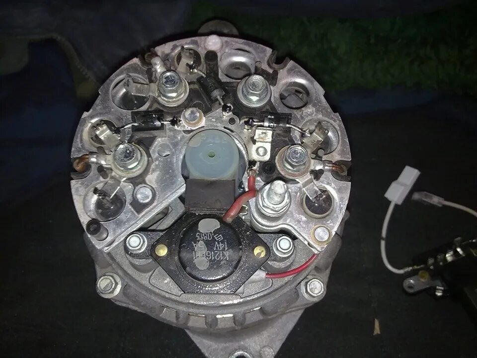 Генератор ваз 21214 80а диодный мост. Щётки гинератора на ниве шевроле. Генератор шевроле нива 2005 г. Какое напряжение выдает генератор нива. Генератор на ниву шевроле без крышки.