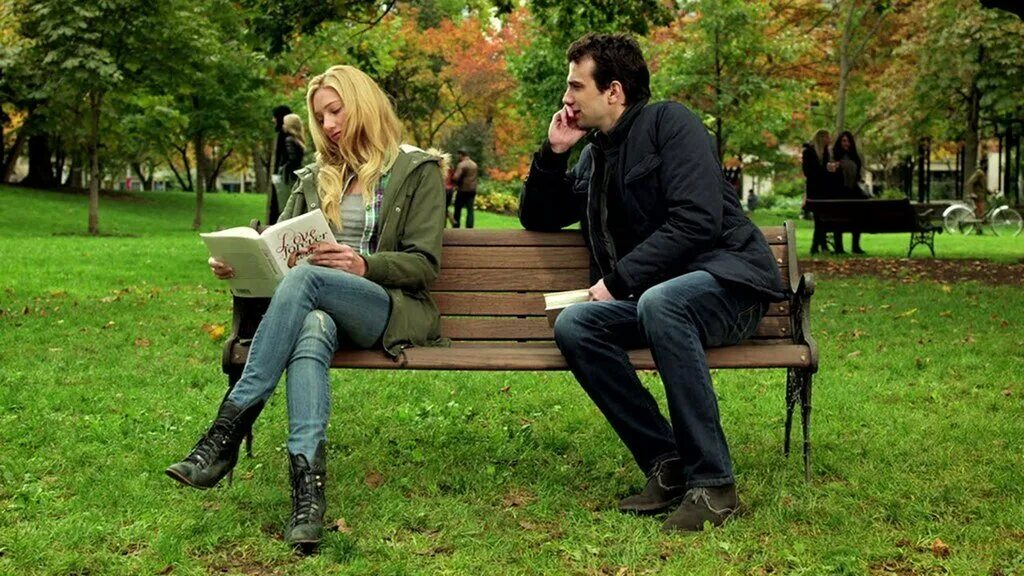 Мужчина и женщина в парке. Девушка на скамейке в парке. Мужчина на скамейке. Парень знакомится с девушкой.