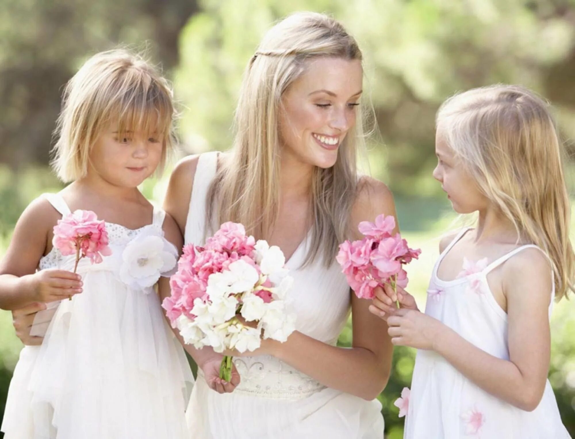 Www daughter. Мама и дочка. Мама с двумя детьми. Девочка с мамой. Мама с дочкой цветы.