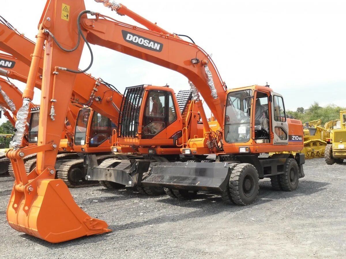 Колесный экскаватор dx 210 wa. Дусан 210. Экскаватор дусан 210 колесный. Экскаватор doosan solar 210w. Дусан 210.
