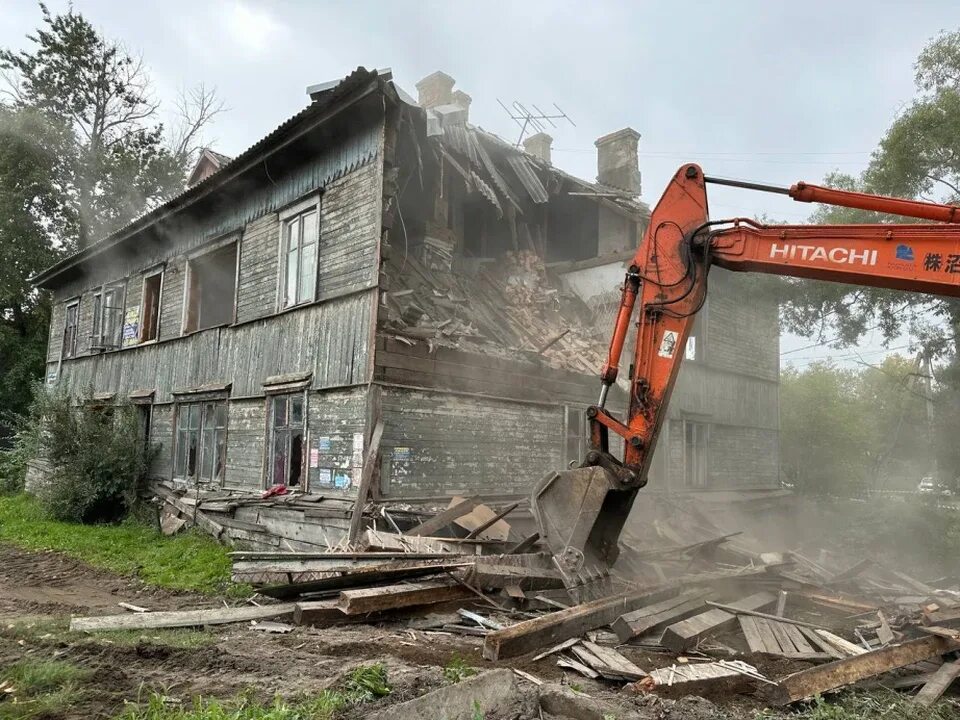 Снос бараков в москве. Снесли 2 участка в луначарском. Снесенный дом. Хабаровск проспект 60-летия октября бараки. Снесли 2 участка в луначарском.