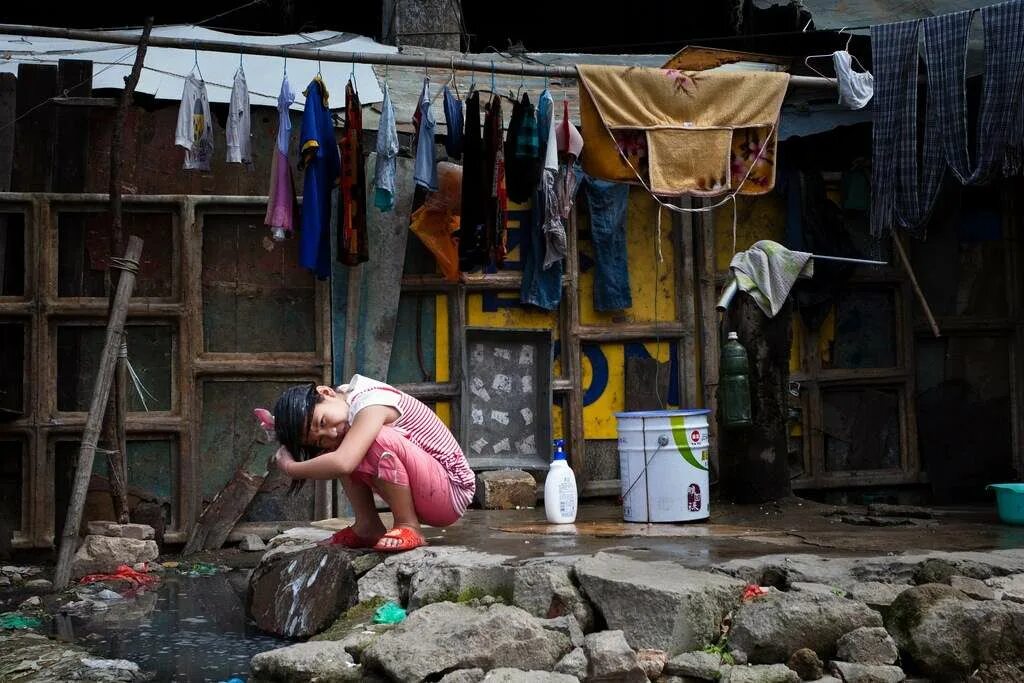 Бедные люди видео. Мусульманские трущобы. Бедные люди видео. Бедные люди видео. Бедная девушка.