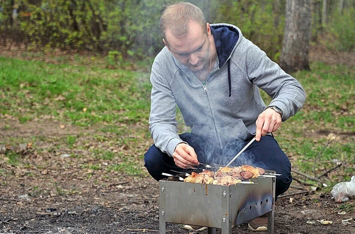 Где в городе можно пожарить шашлык. Шашлыки на природе. мужики на шашлыках. шашлыки на даче. жарим шашлык.