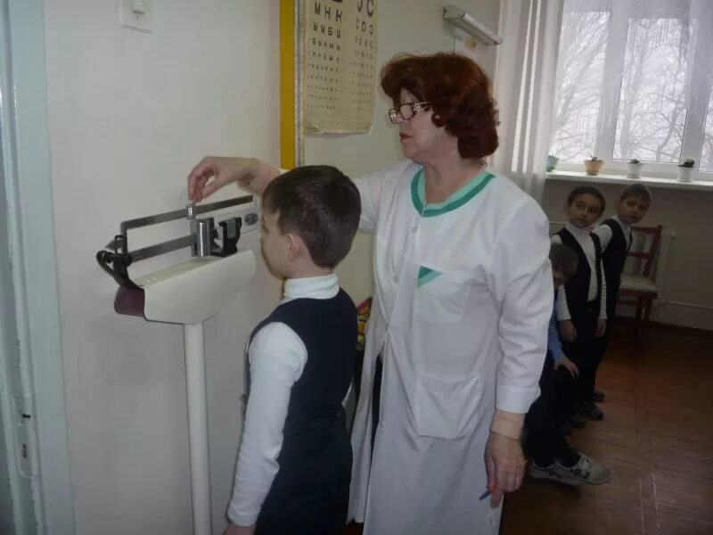 диспансеризация детей в школе. детский медосмотр в садик. осмотр педиатра. медицинский осмотр ребенка в школе. осмотр детей в школе.