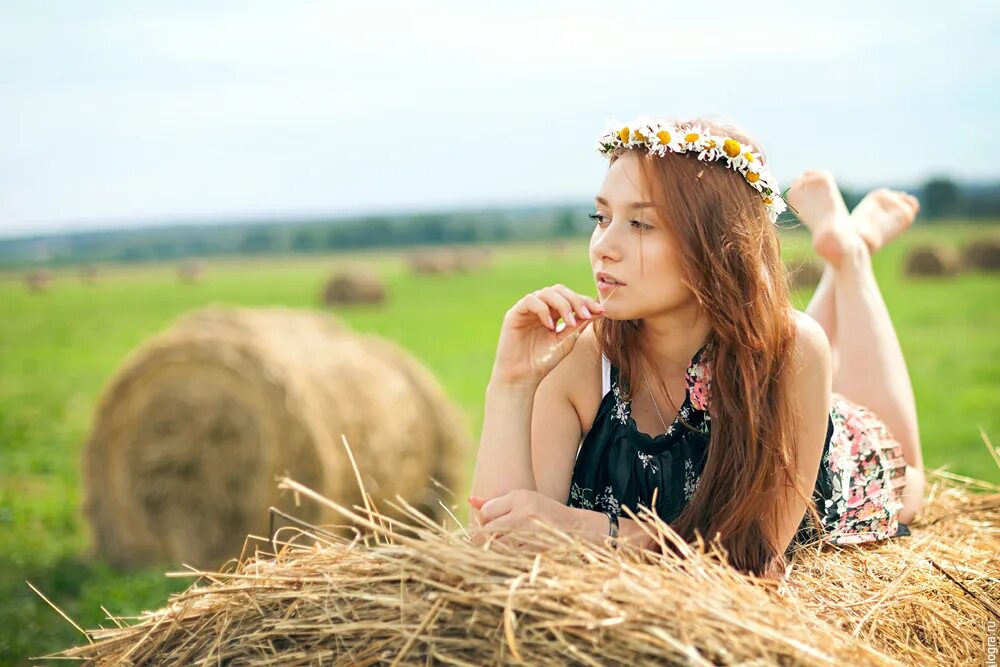 Фотосессия на сене. Фотосессия в поле с сеном. Фотосессия с тюками сена. Девушка в поле на сене.