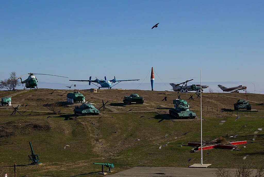 Апрель тамань. Музей военной техники в Темрюке. Музей Военная горка в Темрюке. Темрюк музей военной техники под открытым небом. Военная горка Темрюк.