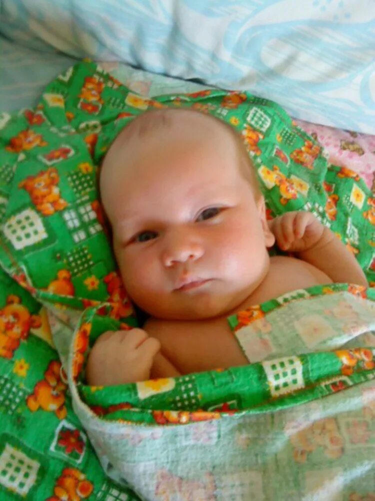 Форма головы новорожденного. Правильная форма головы у младенца. Нормальная форма головы у грудничка. Форма головы ребенка в месяц.