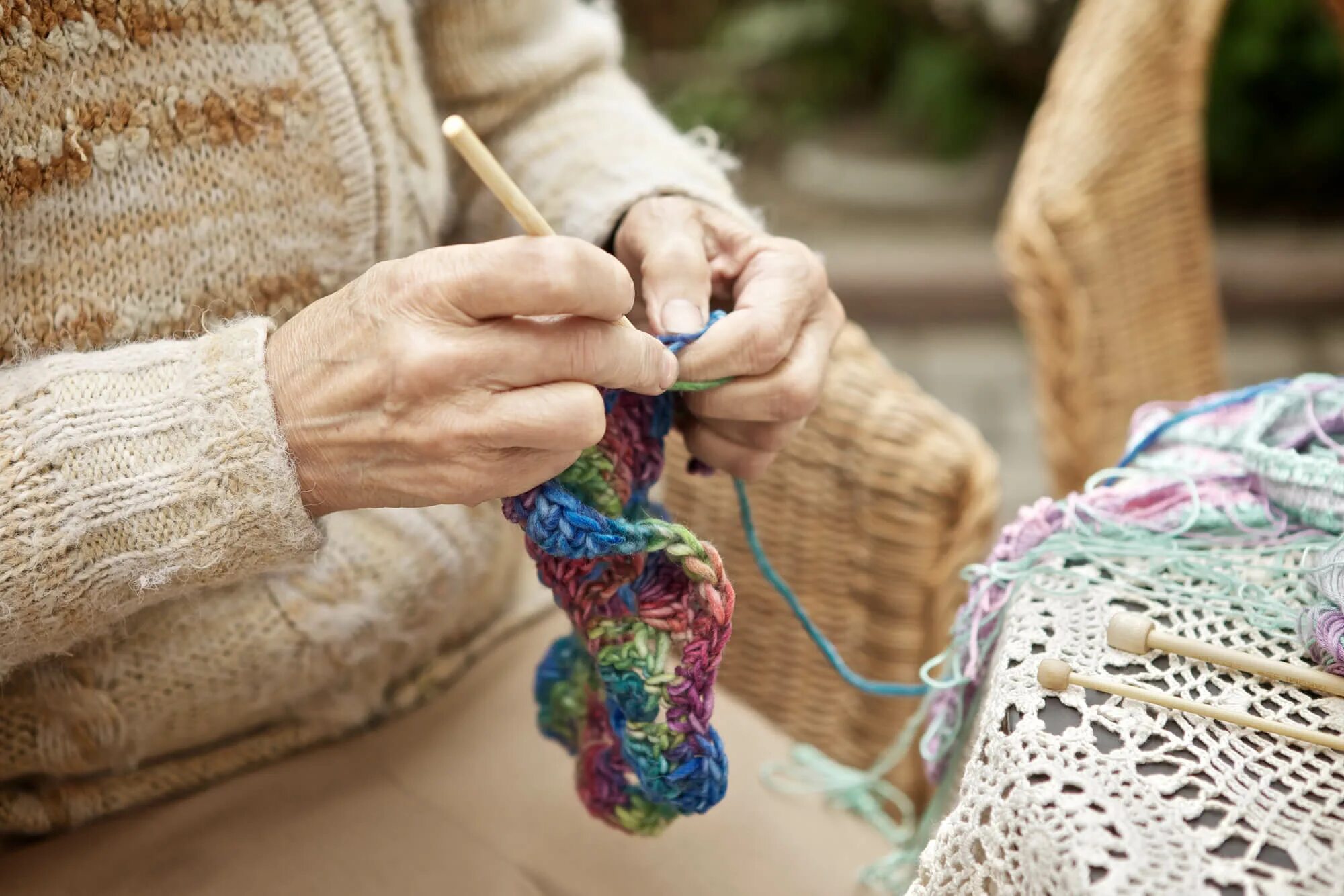 Knitting hands. Рукоделие. Вязание. Заниматься рукоделием. Бабушка вяжет.