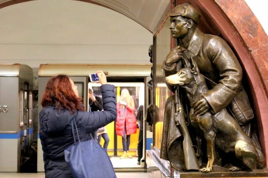 Почему площадь революции. Станция площадь революции москва. московский метрополитен площадь революции. московское метро станция площадь революции. площадь революции станция метро москва скульптуры.