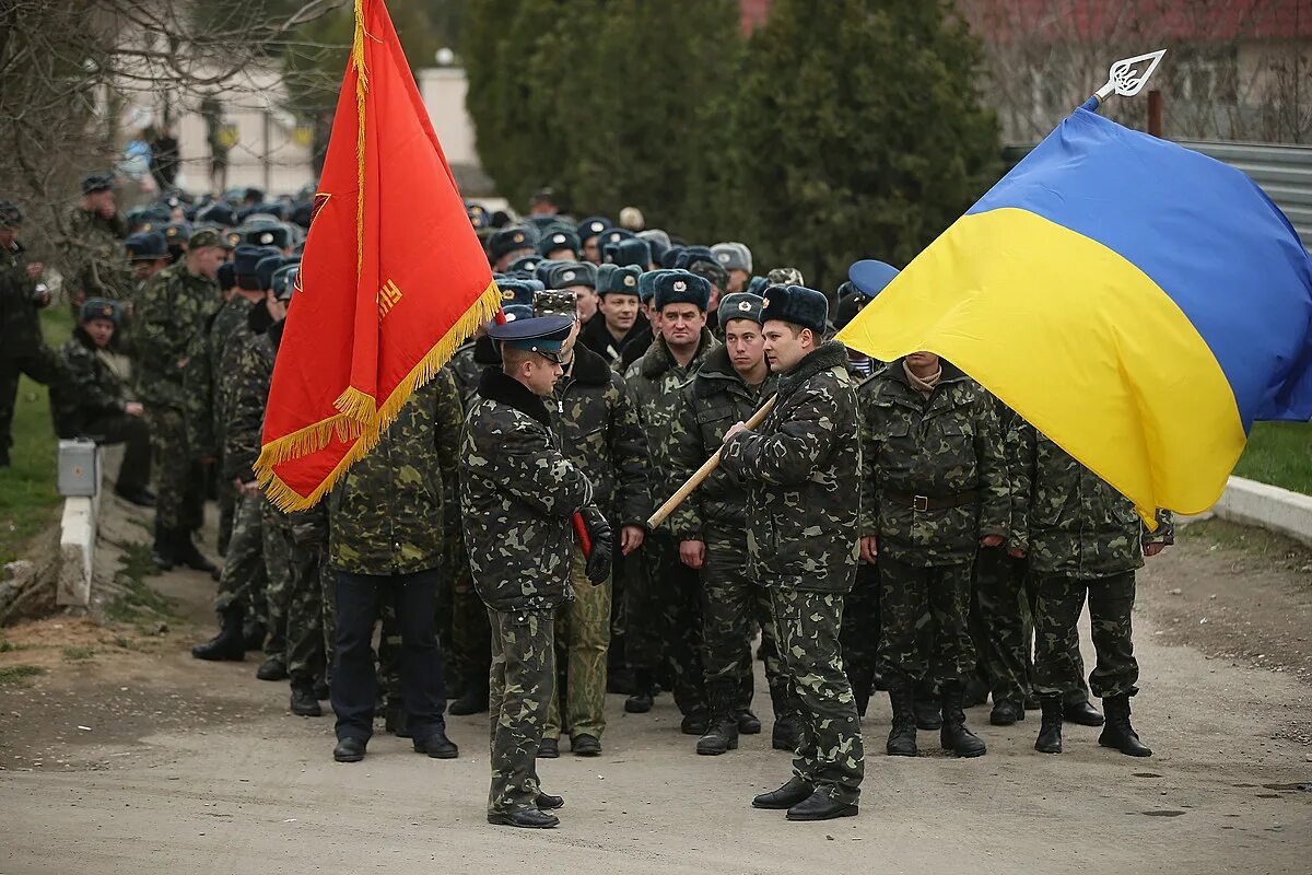 Рф украина 18. Украинцы военные. Украинские солдаты в Крыму 2014. Русский и украинский солдат вместе. Военный флаг Украины.