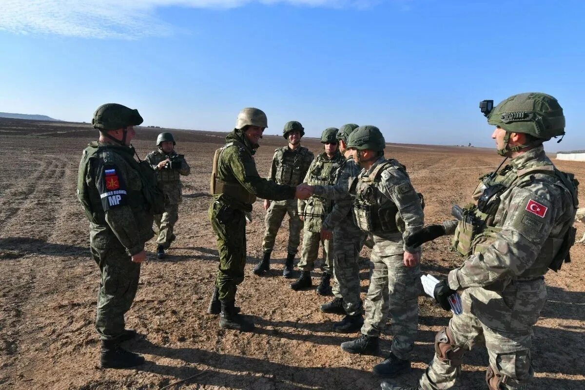 Российские войска в Сирии. Российские и турецкие военные. Турецкие солдаты в Сирии. Российско-турецкий патруль в Сирии.