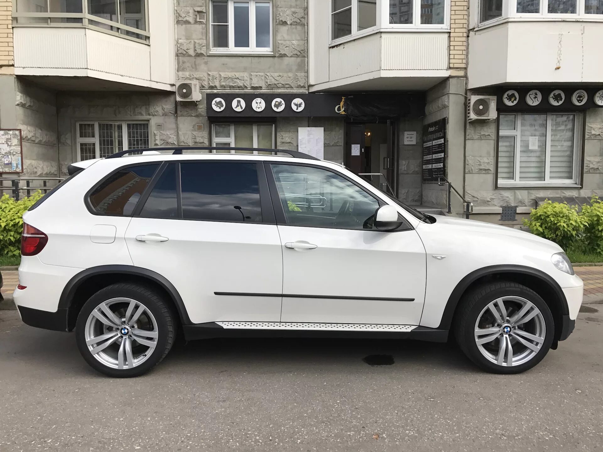 BMW x5 e70 White. BMW x5 e70 r20. BMW x5 e70 белый диски м. BMW x5 e70 белый.