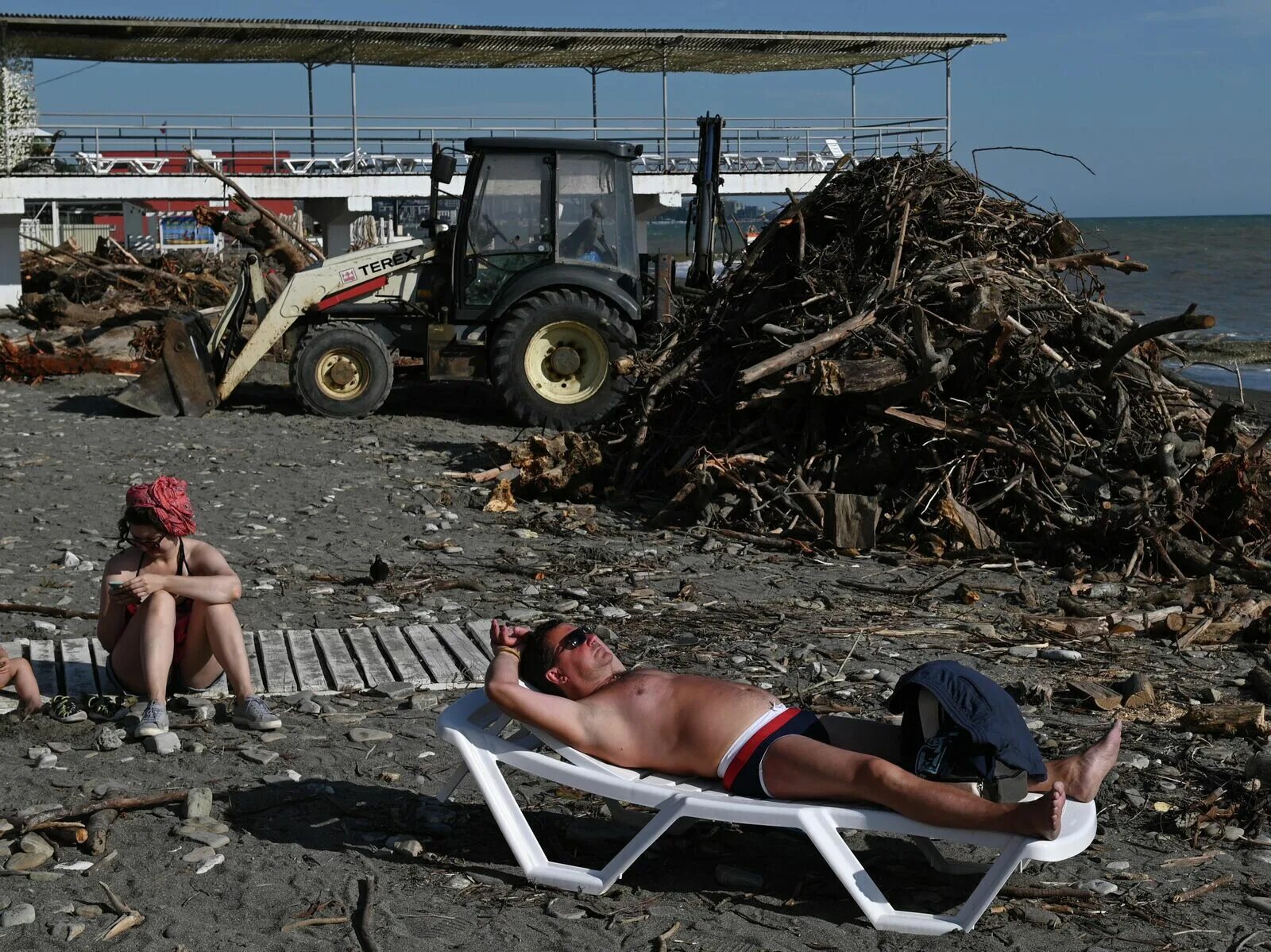 Отдыхающие в Сочи. Отдыхающие на пляже в Сочи. Сочи пляж. Загорая на берегу черного моря мы старались