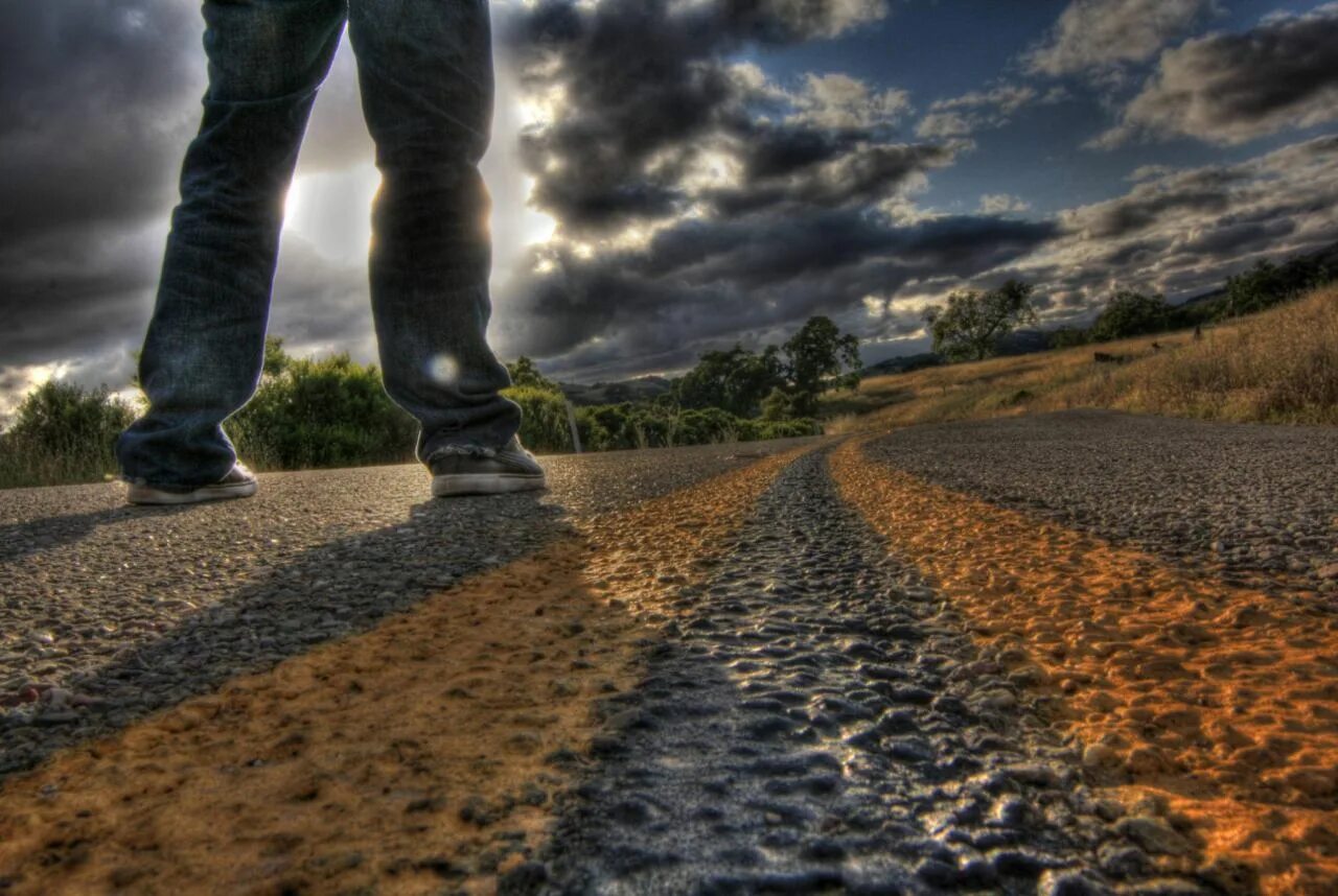 Дорога начинается с шага. Человек на дороге. Ноги по дороге. Жизненная дорога. Трудная дорога.