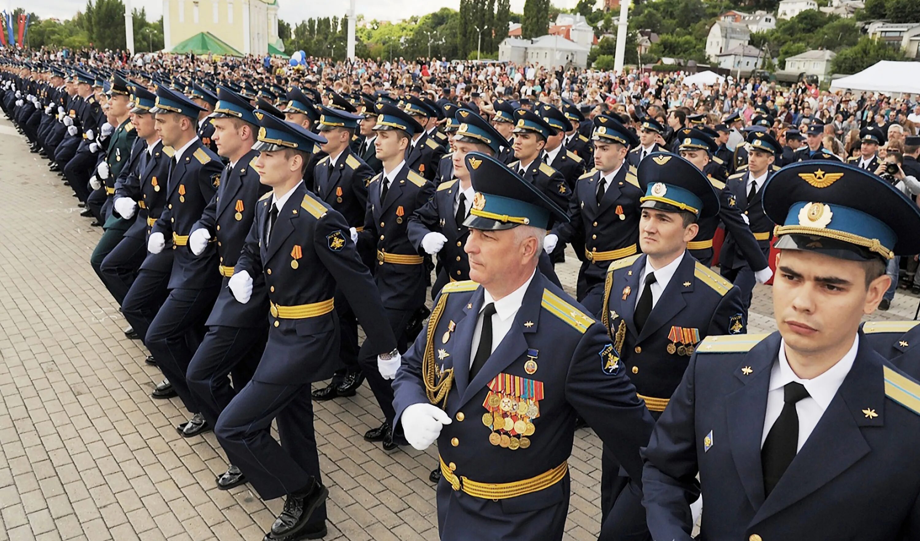 Офицеры военной академии. Военная Академия Воронеж. Курсанты ВУНЦ ВВС ВВА Воронеж. ВУНЦ ВВС ВВА парад 2022. Академия имени Жуковского и Гагарина Воронеж.