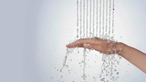 Сверху полоснет жгучими ледяными струями дождь