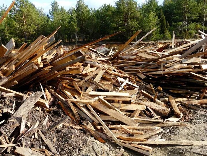 Древесных отходов. Отходы древесины. Отходы лесопиления. Отходы производства древесины. Отходы лесопиления и деревообработки.