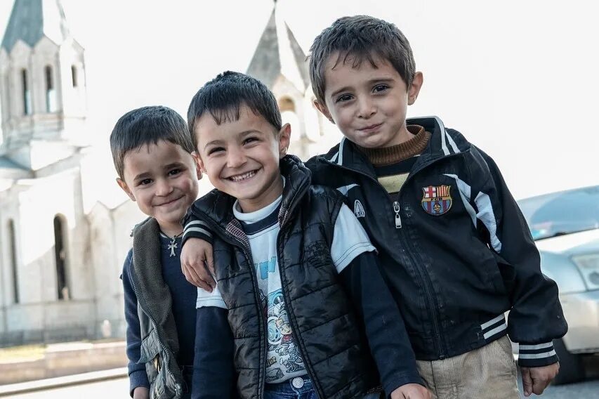 Ереван с детьми. Армянские дети. Дети армяне. Арцахские дети. Армянский мальчик.