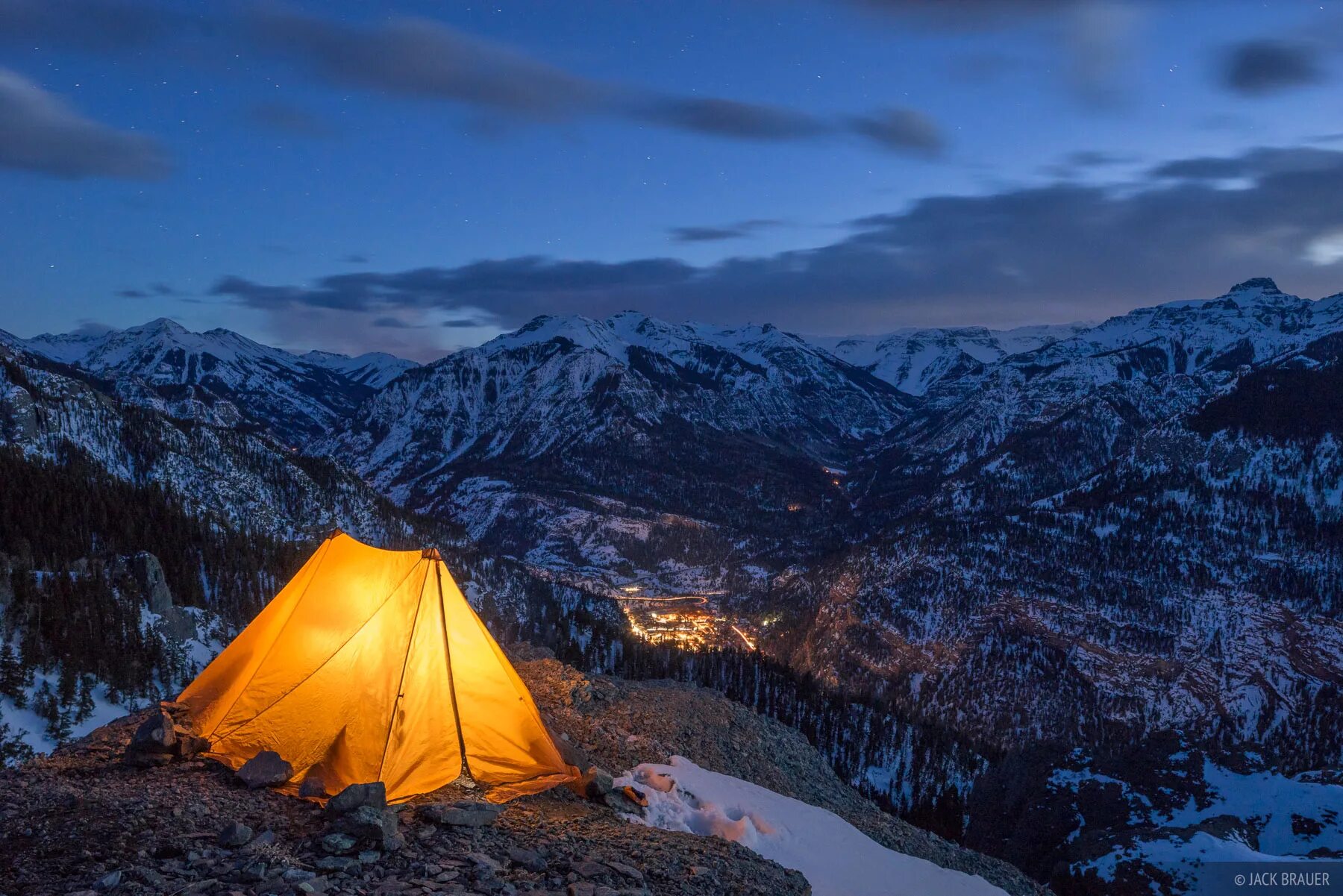 Mountains camping. Палатка в горах. Палатка в горах ночью. Красивые горы палатка. Поход в горы.