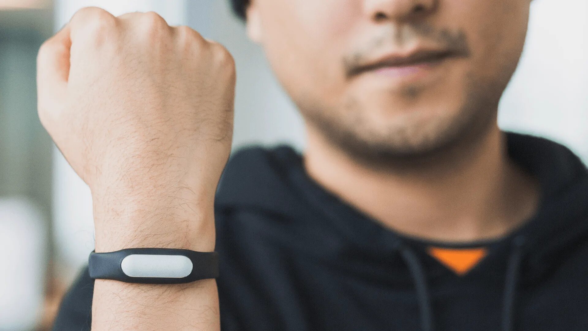 Как найти mi band. Mi band 1s. ми бэнд 1. сяоми бэнд 1. honor mi band a1.