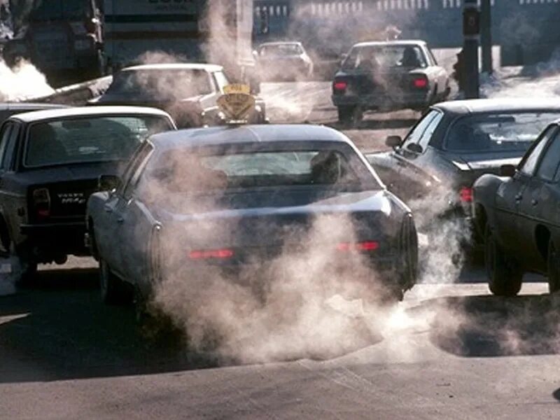 Машины загрязняют воздух. Загрязнение от машин. Машины загрязняют атмосферу. Загрязнение воздуха машинами. Выхлопы автомобилей работающих на бензине
