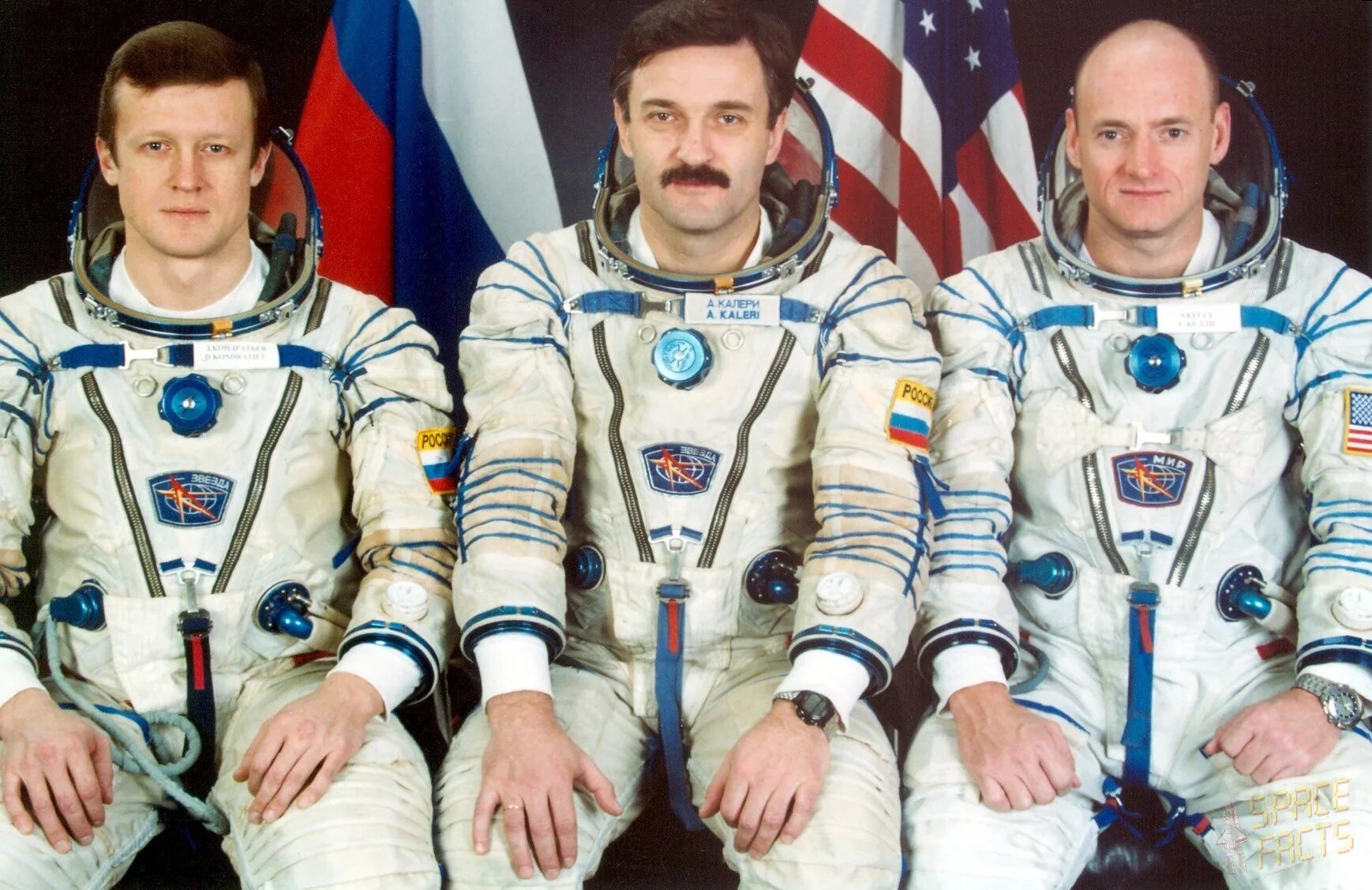 Юлия пересильд клим шипенко и антон шкаплеров. Космонавты олег новицкий и петр дубров,. Олег навицкий и петр дубров на мкс. Союз мс 19 экипаж. Сергей крикалев первый полет в космос.