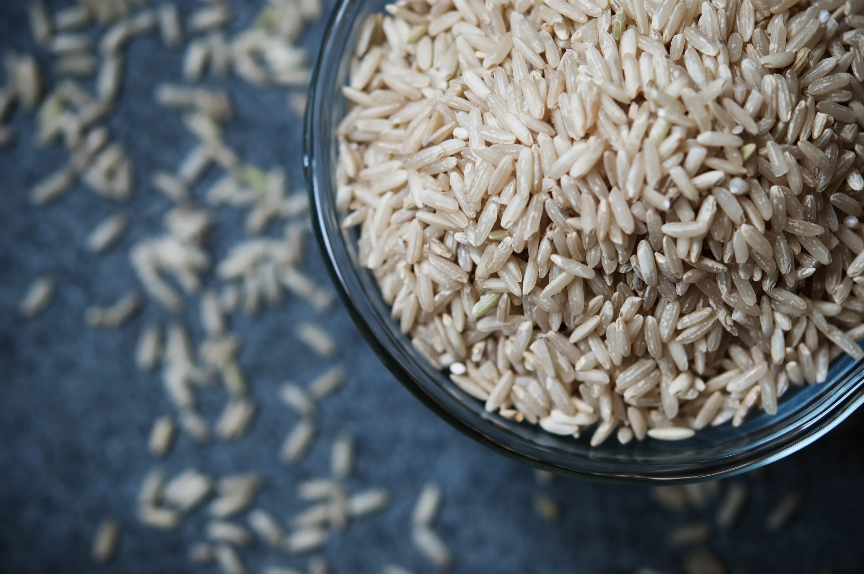 Рис и бурый рис разница. Неочищенный рис. Сорта длиннозерного риса. Короткозернистого риса. Бурый рис.