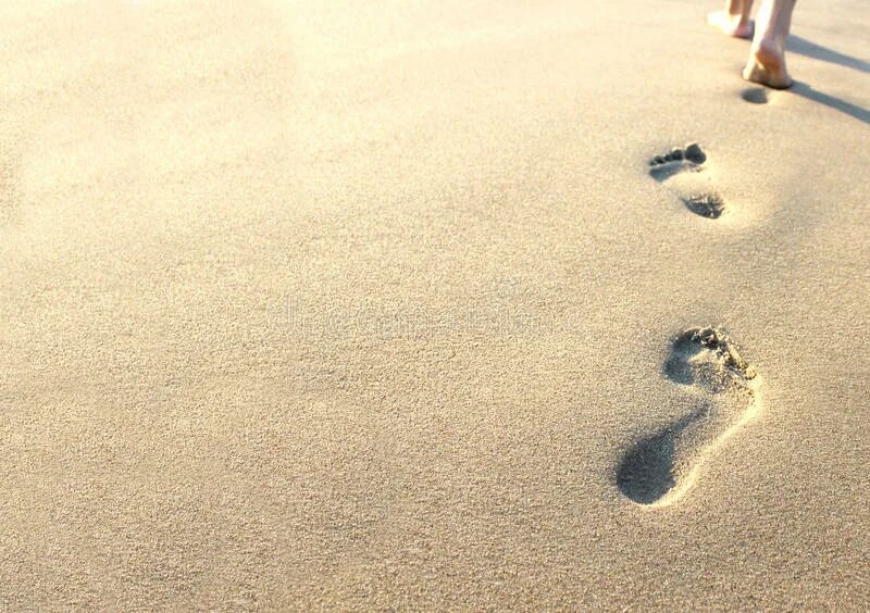 Текст следы на песке. Следы на песке. Шаги на песке. Следы ног на песке. Следы на пляже.