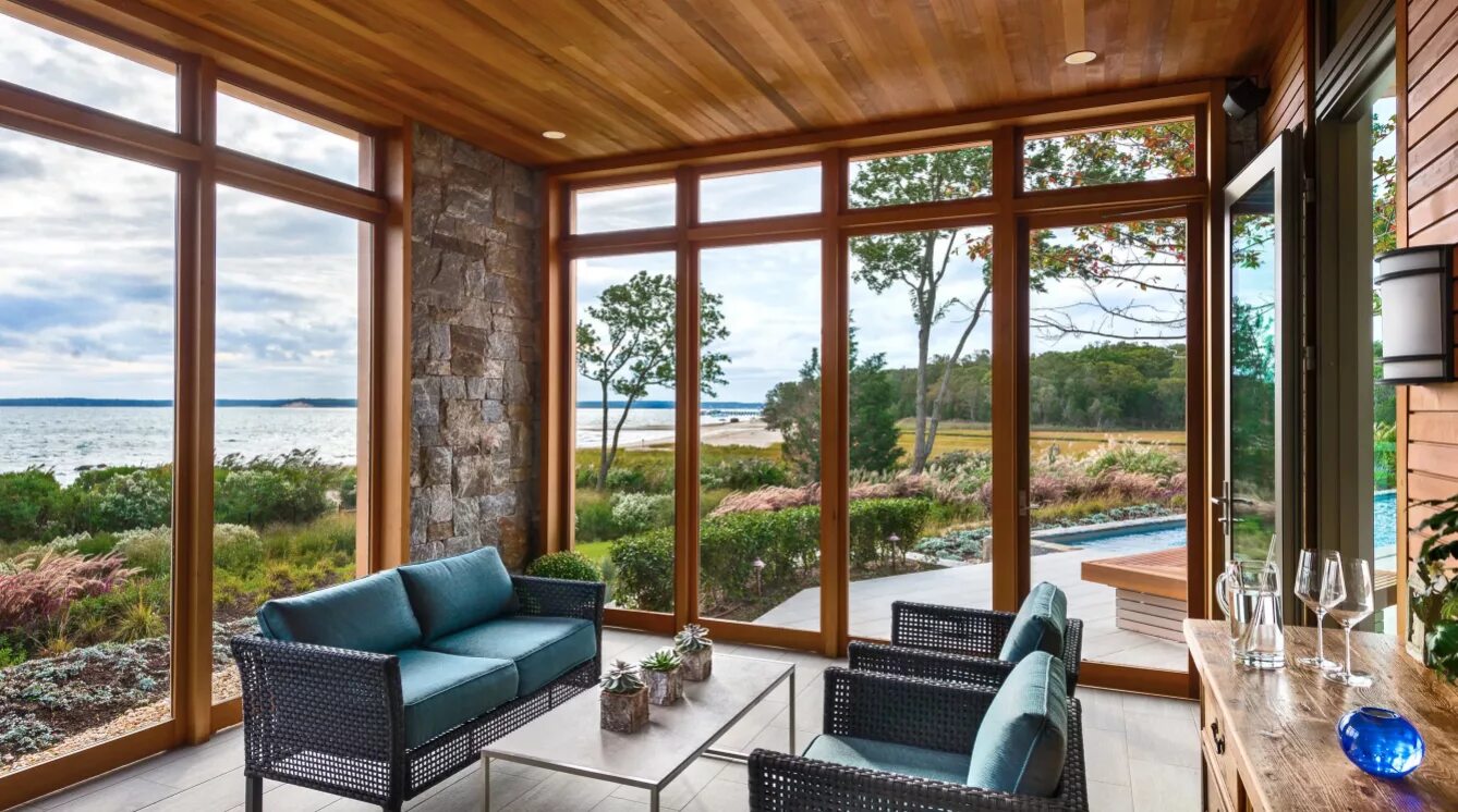 Окна на веранде в частном доме. Закрытая веранда в бревенчатом доме. Палаццо остекление террасы. Панорамное остекление террасы. Остекление террас сиал.