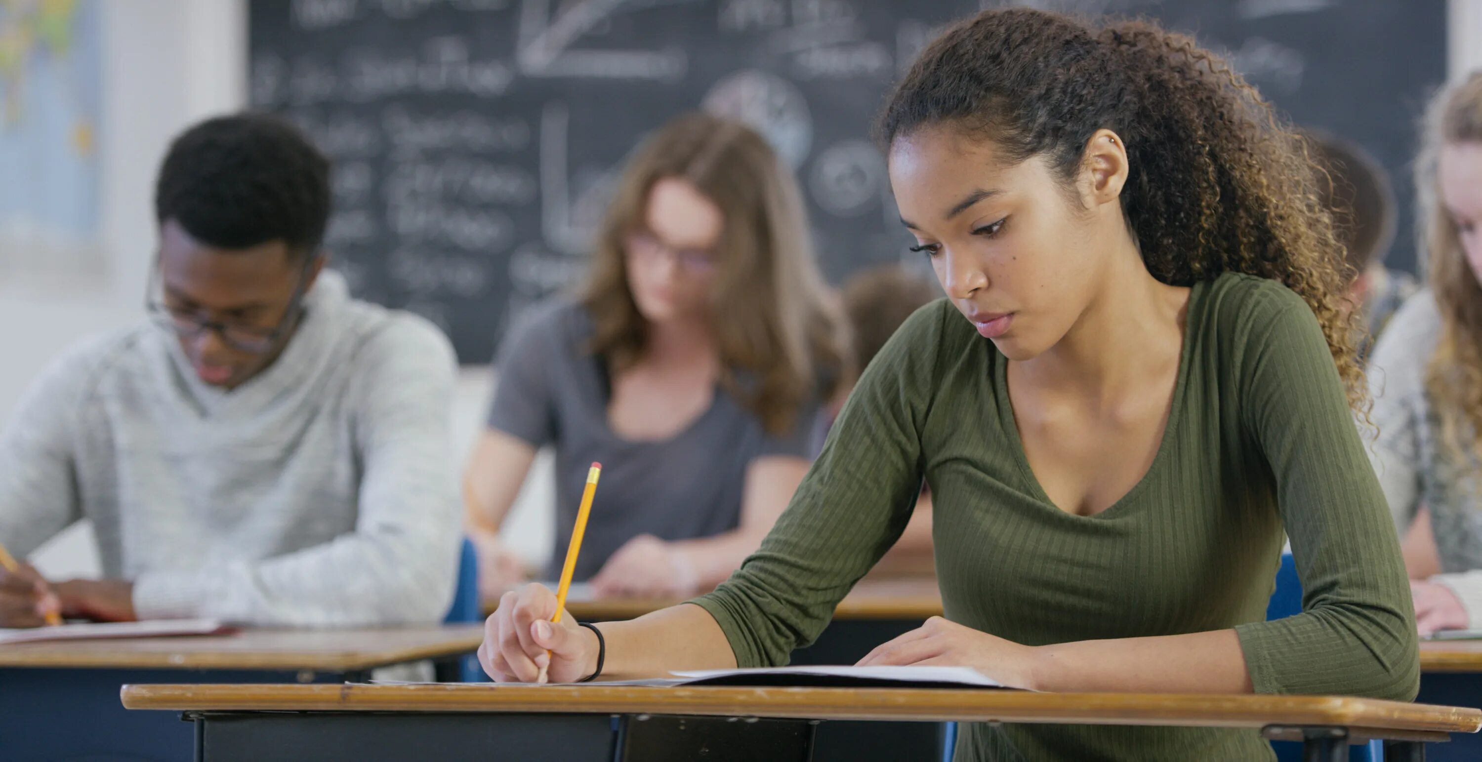 Student s test. Тестирование в США. Человек проходит тестирование. Школьники. Экзамен Сток.