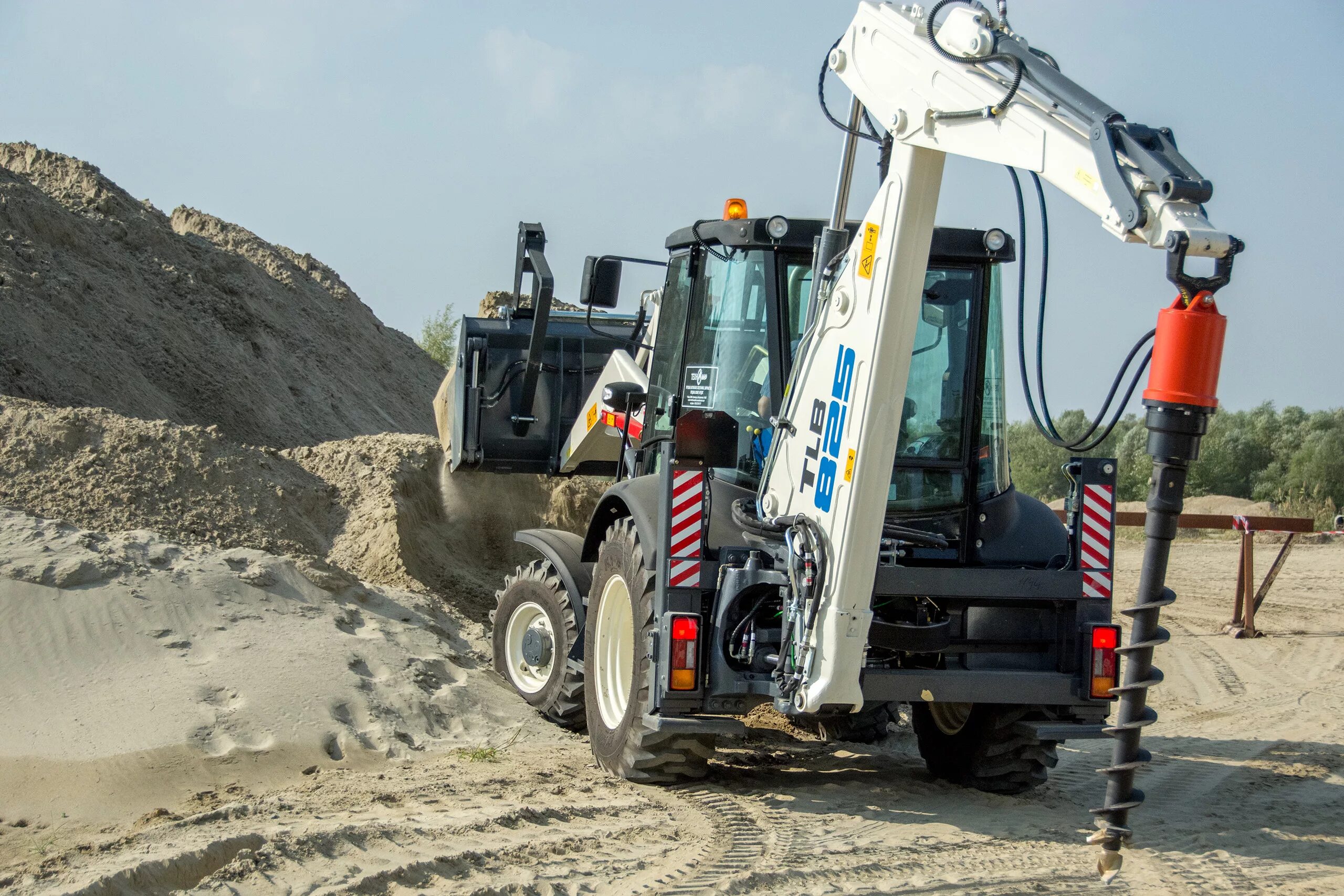 Экскаватор погрузчик 825. Terex TLB 825. Экскаватор погрузчик Terex 825. Экскаватор TLB 825-RM. Экскаватор-погрузчик UMG TLB 825.