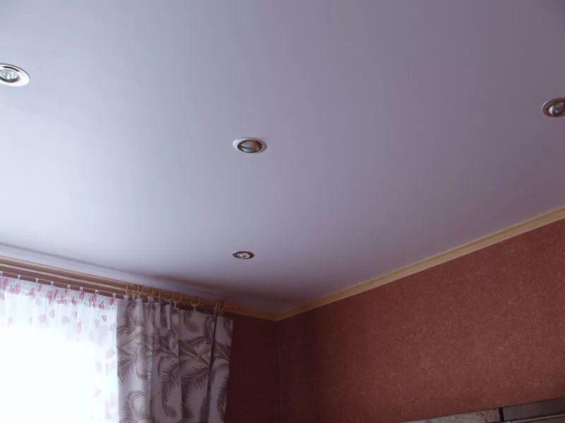 Белый сатиновый натяжной потолок. Как выглядит матовый потолок. Матово нвтжной потолок. Белый сатиновый натяжной потолок. Сатиновый нависной потолок.