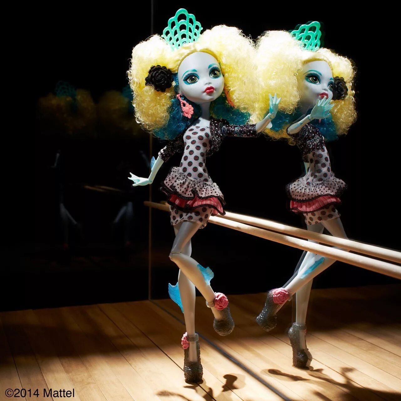 Шары фольгированные монстр хай. Monster high ball. Монстер хай шарики. Дракулаура монстер хай 2022. Monster high ball.