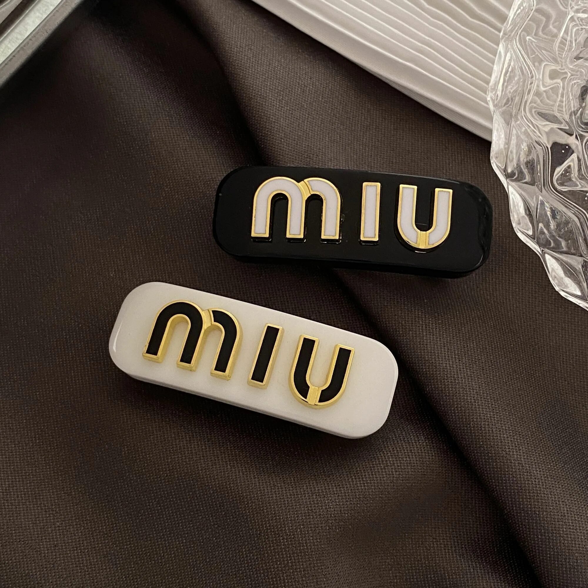Заколка miu miu. Заколки miu miu. заколка miu miu для волос. миу миу заколка. крабик для волос miu miu.