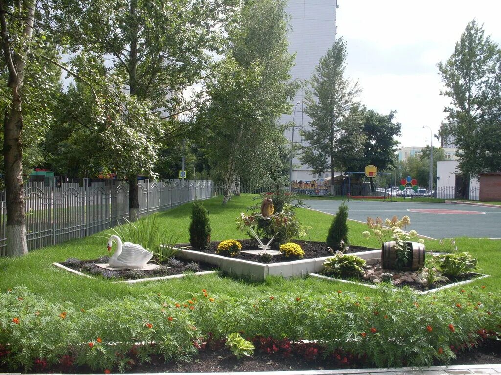 Москва, ул. Школа ул дегунинская. 2. Школа 2100 дегунинская. Школа 2100 дегунинская 17а.